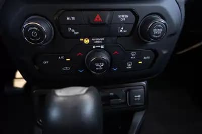 Vendo Jeep Renegade 2020 - 27500 EUR, 24000 km - AUTO.MOTO.pt