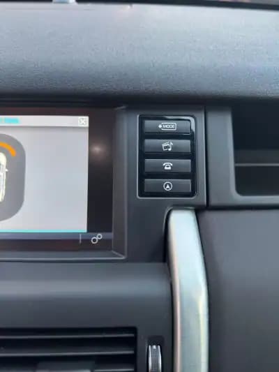 Vendo Land Rover Discovery Sport 2018 - 29750 EUR, 100950 km - AUTO.MOTO.pt