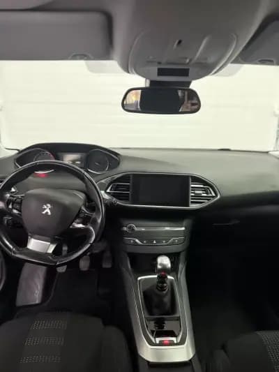 Sell Peugeot 308 2017 - 9900 EUR, 134755 km - AUTO.MOTO.pt