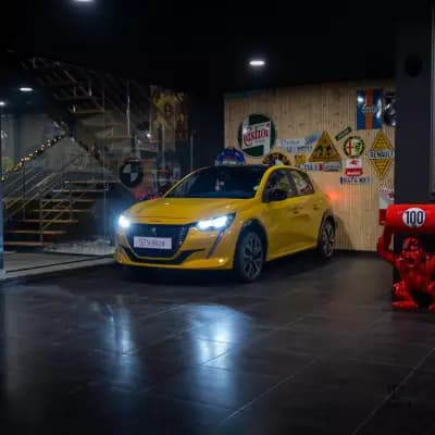 Vendo Peugeot e-208 2023 - 17900 EUR, 25000 km - AUTO.MOTO.pt