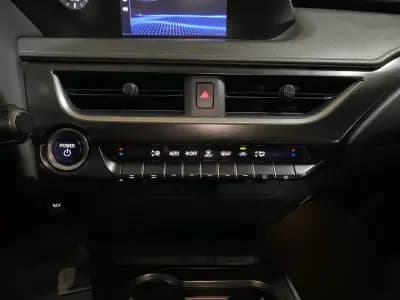 Vendo Lexus UX 250h 2021 - 24950 EUR, 126000 km - AUTO.MOTO.pt