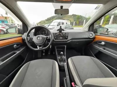 Vendo Volkswagen Cross Up! 2018 - 13990 EUR, 101322 km - AUTO.MOTO.pt