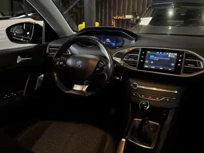 Vendo Peugeot 308 SW 2021 - 13990 EUR, 123500 km - AUTO.MOTO.pt