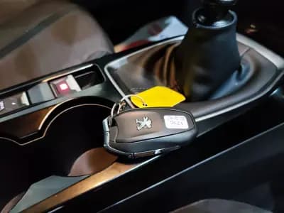 Sell Peugeot 208 2018 - 13990 EUR, 37000 km - AUTO.MOTO.pt