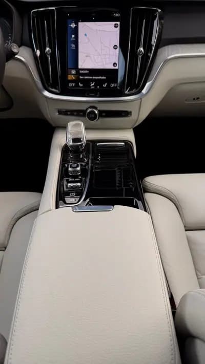 Sell Volvo V60 2020 - 26500 EUR, 129000 km - AUTO.MOTO.pt