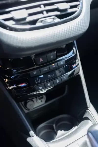 Sell Peugeot 208 2015 - 10990 EUR, 152900 km - AUTO.MOTO.pt