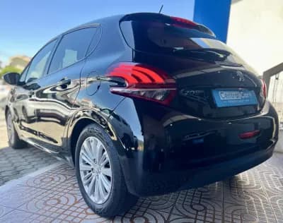 Vendo Peugeot 208 2017 - 9950 EUR, 147000 km - AUTO.MOTO.pt