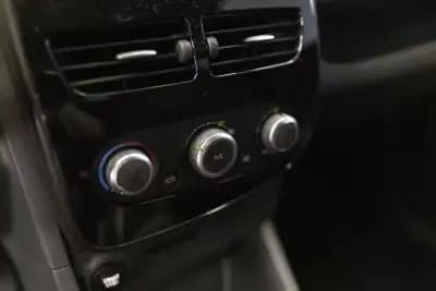 Vendo Renault Clio 2016 - 10900 EUR, 146780 km - AUTO.MOTO.pt