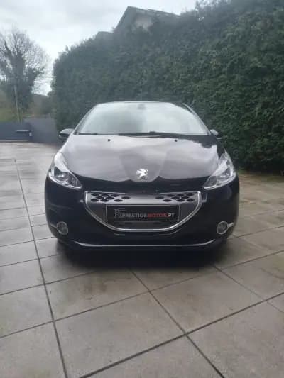 Vendo Peugeot 208 2013 - 8900 EUR, 157000 km - AUTO.MOTO.pt