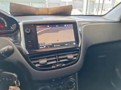 Vendo Peugeot 208 2017 - 7900 EUR, 157000 km - AUTO.MOTO.pt