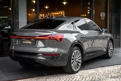 Vendo Audi Q8 e-Tron Sportback 2023 - 52900 EUR, 34353 km - AUTO.MOTO.pt