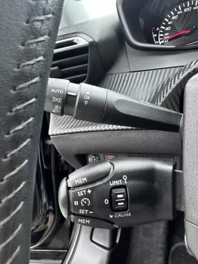 Vendo Peugeot 2008 2021 - 16900 EUR, 130000 km - AUTO.MOTO.pt