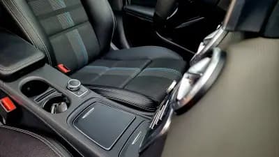 Vendo Mercedes-Benz CLA 200 2018 - 24900 EUR, 141000 km - AUTO.MOTO.pt