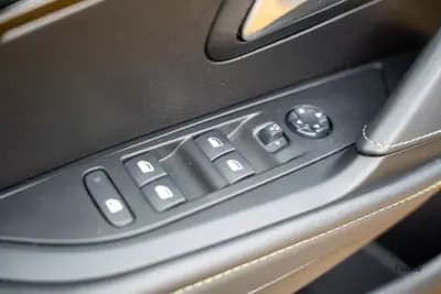 Vendo Peugeot e-208 2023 - 17900 EUR, 25000 km - AUTO.MOTO.pt