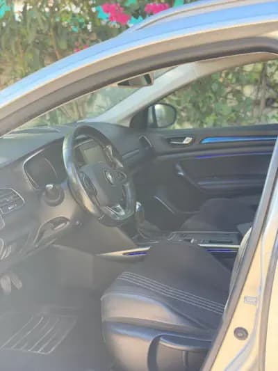 Vendo Renault Mégane 2018 - 16900 EUR, 102599 km - AUTO.MOTO.pt