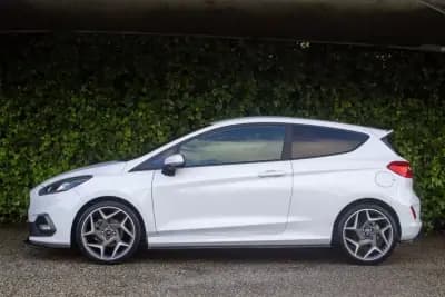 Vendo Ford Fiesta 2019 - 19900 EUR, 110400 km - AUTO.MOTO.pt