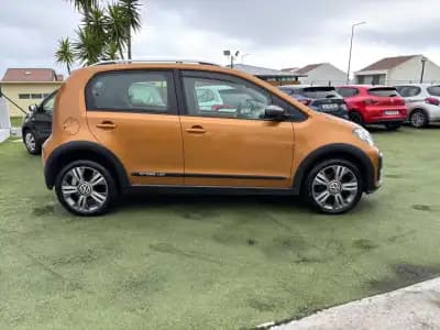 Vendo Volkswagen Cross Up! 2018 - 13990 EUR, 101322 km - AUTO.MOTO.pt