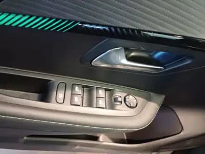 Vendo Peugeot 208 2023 - 27000 EUR, 24150 km - AUTO.MOTO.pt