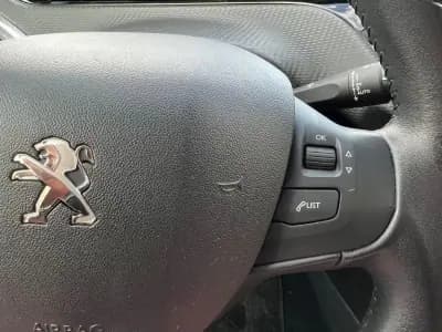 Sell Peugeot 208 2019 - 10450 EUR, 84000 km - AUTO.MOTO.pt