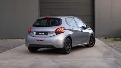 Vendo Peugeot 208 2019 - 9999 EUR, 106000 km - AUTO.MOTO.pt