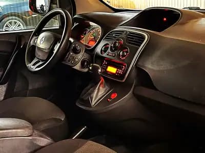 Vendo Renault Kangoo 2021 - 10500 EUR, 35000 km - AUTO.MOTO.pt