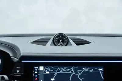 Vendo Porsche Macan 2025 - 88950 EUR, 14000 km - AUTO.MOTO.pt