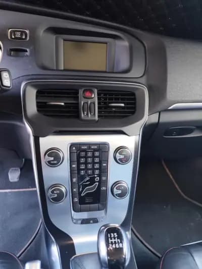 Vendo Volvo V40 2015 - 13999 EUR, 116000 km - AUTO.MOTO.pt