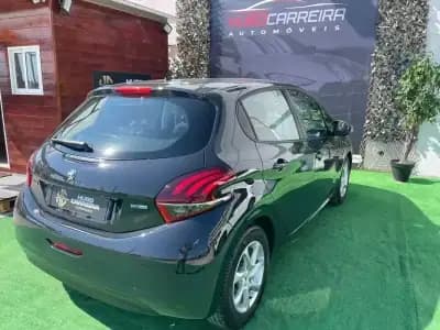 Vendo Peugeot 208 2017 - 8250 EUR, 130754 km - AUTO.MOTO.pt
