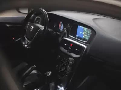 Sell Volvo V40 2015 - 13990 EUR, 147000 km - AUTO.MOTO.pt