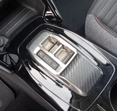 Vendo Peugeot e-2008 2022 - 17990 EUR, 26500 km - AUTO.MOTO.pt