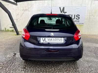 Vendo Peugeot 208 2016 - 7500 EUR, 302200 km - AUTO.MOTO.pt