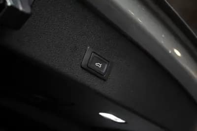 Vendo Audi Q8 e-Tron Sportback 2023 - 52900 EUR, 34353 km - AUTO.MOTO.pt