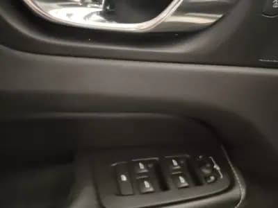 Sell Volvo XC 60 2018 - 31490 EUR, 132000 km - AUTO.MOTO.pt