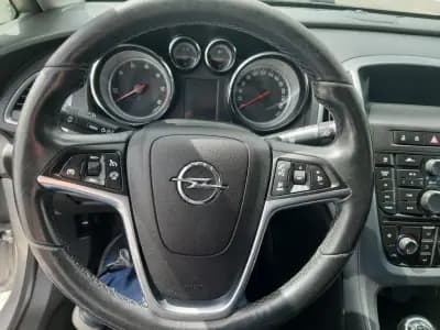 Vendo Opel Astra 2013 - 9900 EUR, 179980 km - AUTO.MOTO.pt