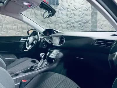 Vendo Peugeot 308 2019 - 12990 EUR, 119631 km - AUTO.MOTO.pt