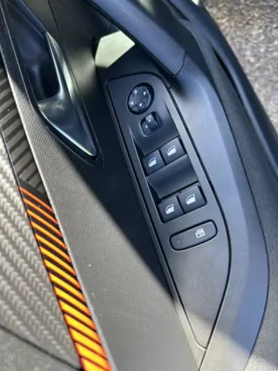 Vendo Peugeot 2008 2021 - 16500 EUR, 170000 km - AUTO.MOTO.pt