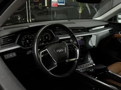 Sell Audi Q8 e-Tron Sportback 2024 - 59990 EUR, 24200 km - AUTO.MOTO.pt