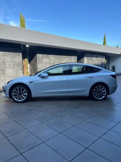 Vendo Tesla Model 3 2019 - 22900 EUR, 117000 km - AUTO.MOTO.pt