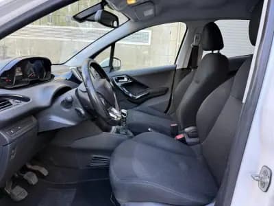 Vendo Peugeot 208 2018 - 9450 EUR, 128000 km - AUTO.MOTO.pt