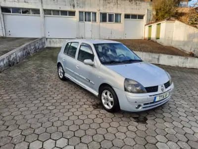 Vendo Renault Clio 2003 - 1750 EUR, 246123 km - AUTO.MOTO.pt