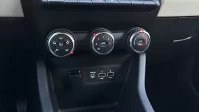 Vendo Renault Clio 2023 - 14499 EUR, 111021 km - AUTO.MOTO.pt