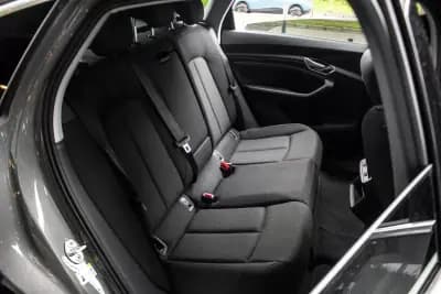 Vendo Audi Q8 e-Tron Sportback 2023 - 52900 EUR, 34353 km - AUTO.MOTO.pt