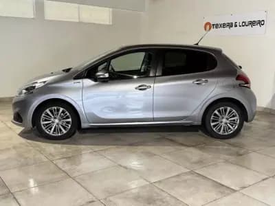 Sell Peugeot 208 2018 - 11900 EUR, 123326 km - AUTO.MOTO.pt
