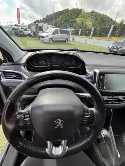 Vendo Peugeot 208 2017 - 11490 EUR, 95200 km - AUTO.MOTO.pt