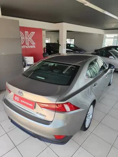 Vendo Lexus IS 300H 2013 - 19990 EUR, 170000 km - AUTO.MOTO.pt
