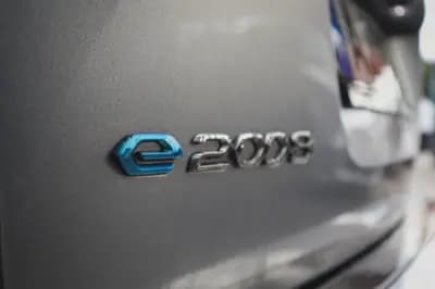 Sell Peugeot e-2008 2021 - 21750 EUR, 62670 km - AUTO.MOTO.pt