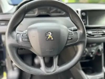 Vendo Peugeot 208 2017 - 9980 EUR, 129000 km - AUTO.MOTO.pt