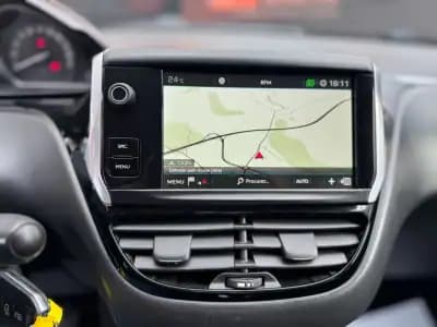 Vendo Peugeot 208 2017 - 11750 EUR, 95494 km - AUTO.MOTO.pt