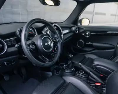 Vendo MINI Cooper 2015 - 19990 EUR, 135300 km - AUTO.MOTO.pt