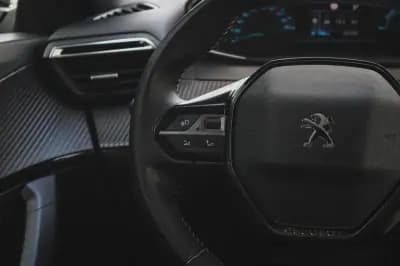 Sell Peugeot e-2008 2021 - 21750 EUR, 62670 km - AUTO.MOTO.pt